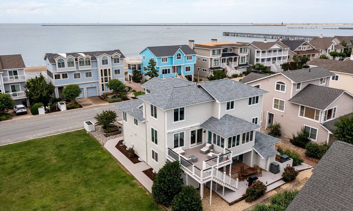 Lewes House | CASA SERENDIPITY - 7BD & 4.5BA - Sleeps 16 - Steps from the Beach! *Dog Friendly*