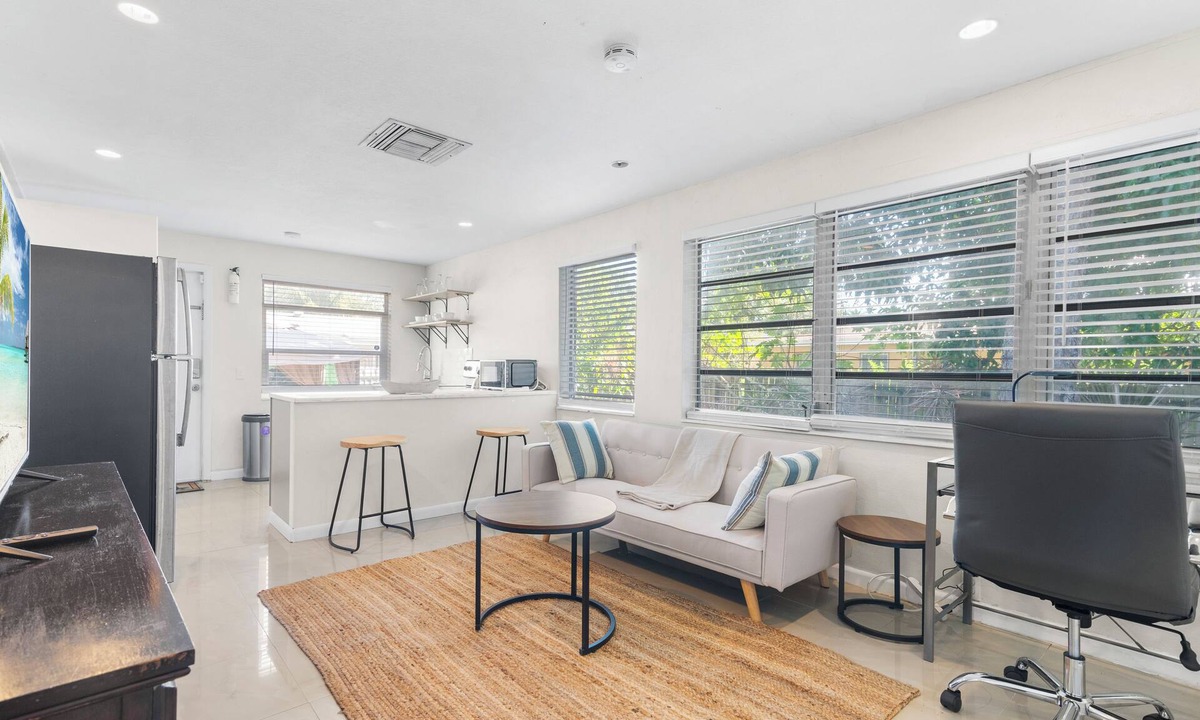Golden Glades Apartment | Central Miami One Bedroom