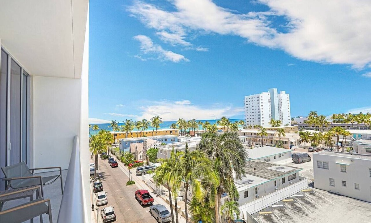 Hollywood Condo | CH Luxury Spacious Beach Condo | Ocean Breeze-CS40
