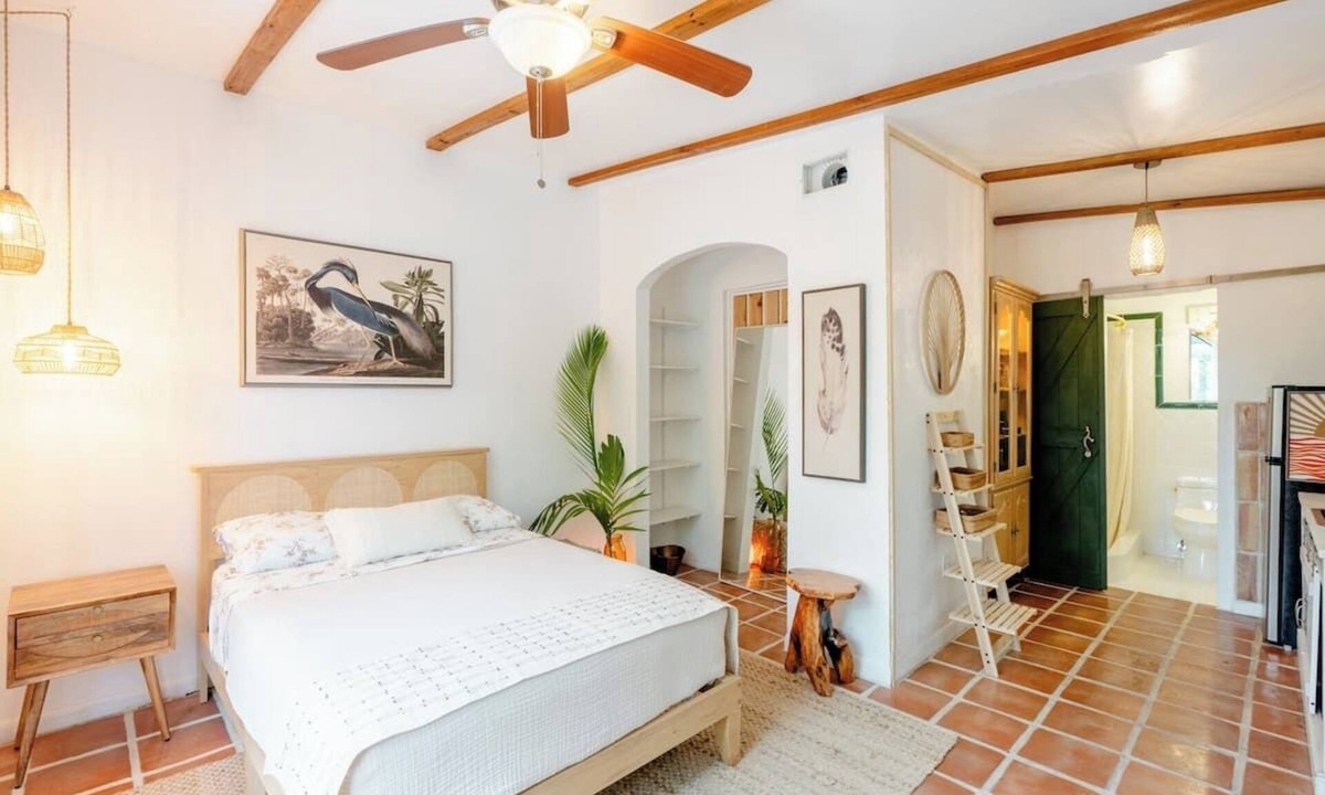 Coral Way Cottage | Charming 1 bed Apartment in lovely Miami with AC, TROPICAL FOOD FOREST GARDEN