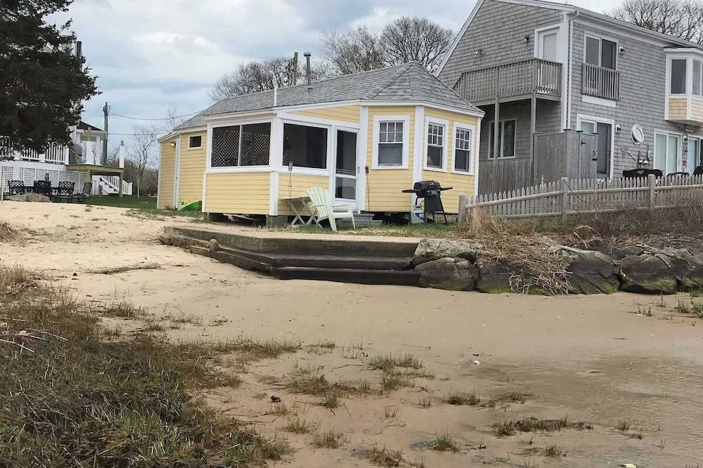 West Dennis House | Charming 1 Bedroom Cottage on the Water!