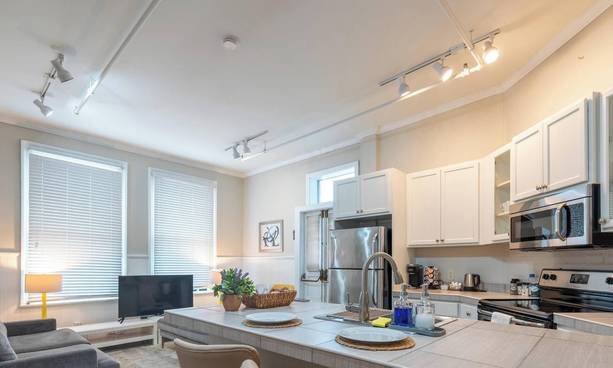 Albany Apartment | Charming 1BR Albany retreat w/parking & full kitchen, near MVP Arena, Washington Park & dining