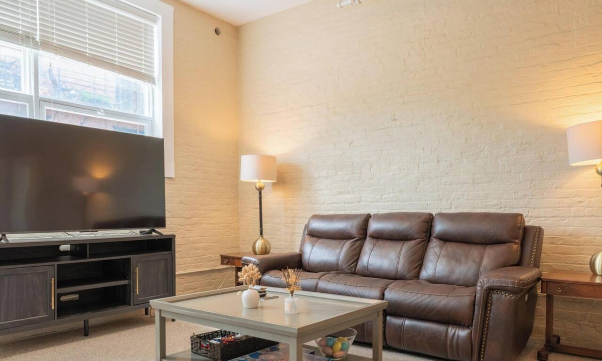 Albany Apartment | Charming 1BR Albany retreat w/parking & full kitchen, near MVP Arena, Washington Park & dining