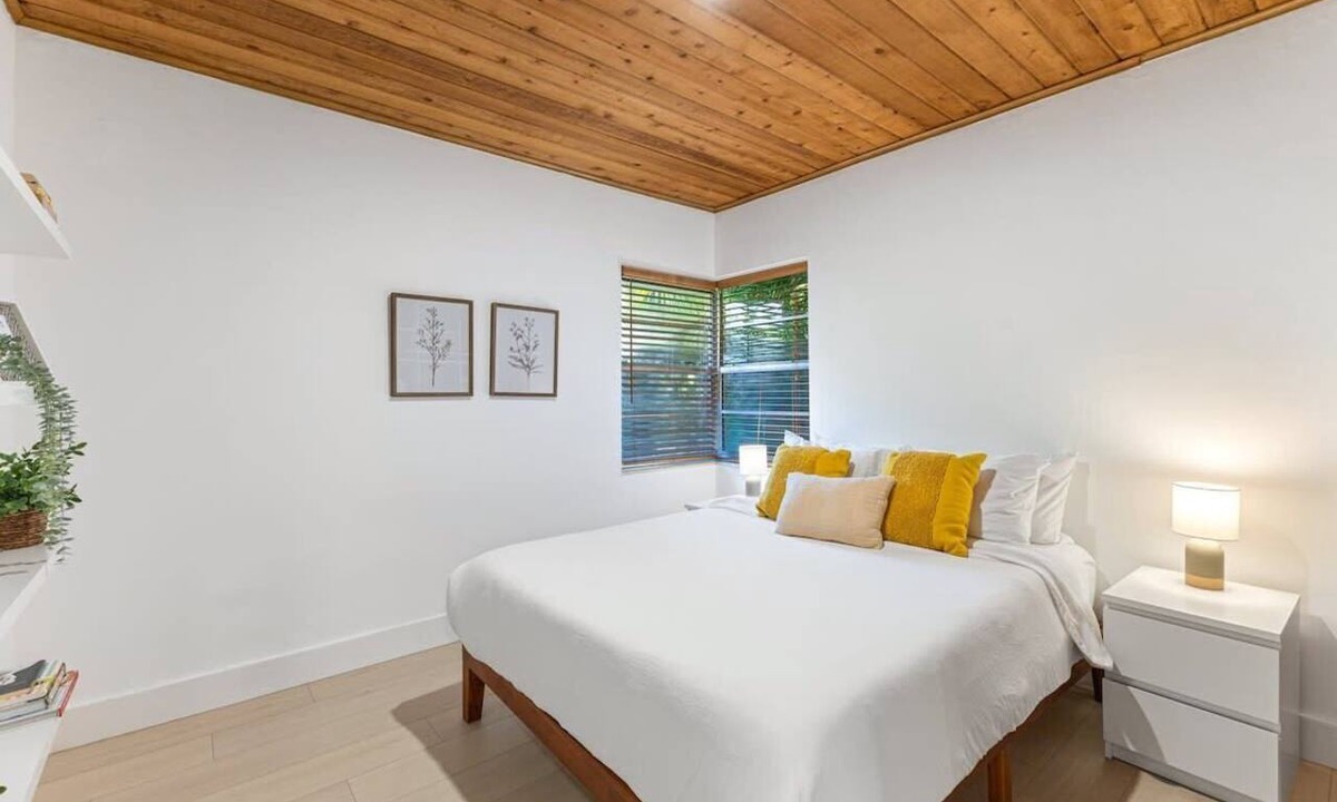 Victoria Park Apartment | Charming 1BR Retreat in Victoria Park Near Beach