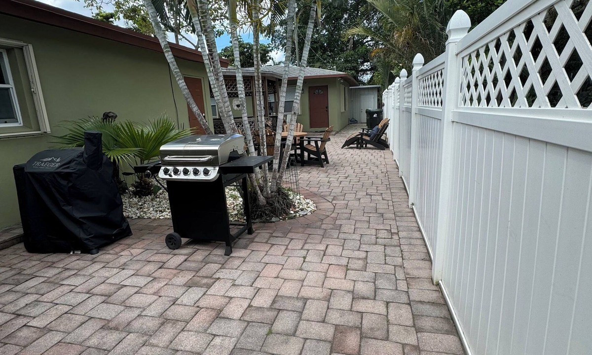 Lake Ridge Cottage | Charming 2-bedroom guest house in delightful Fort Lauderdale with WiFi, AC