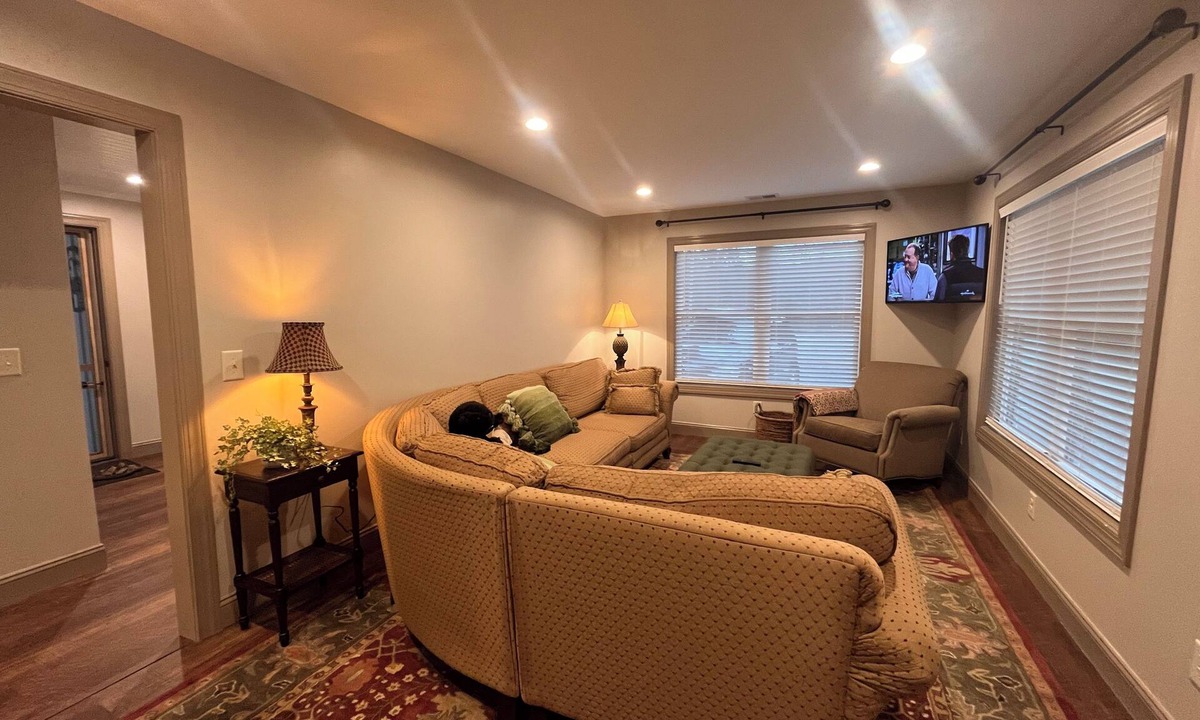 West Jefferson House | Charming 2-bedroom house in downtown West Jefferson! Amazing location!