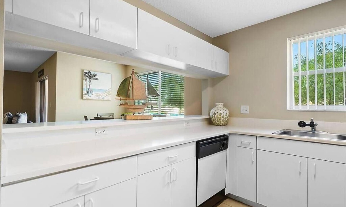 Plantation House | Charming 2-bedroom 2.5 bathroom townhome