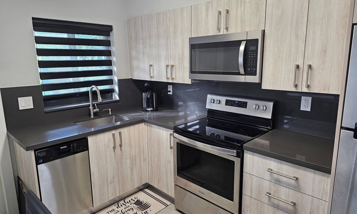 Royal Poinciana Apartment | Charming 2-bedroom apartment in terrific Hollywood with AC, WiFi