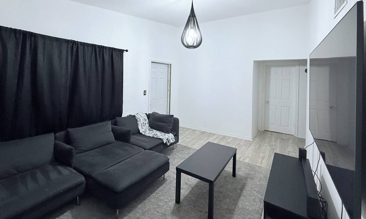 West Park House | Charming 2-bedroom house with WiFi, AC in enjoyable West Park