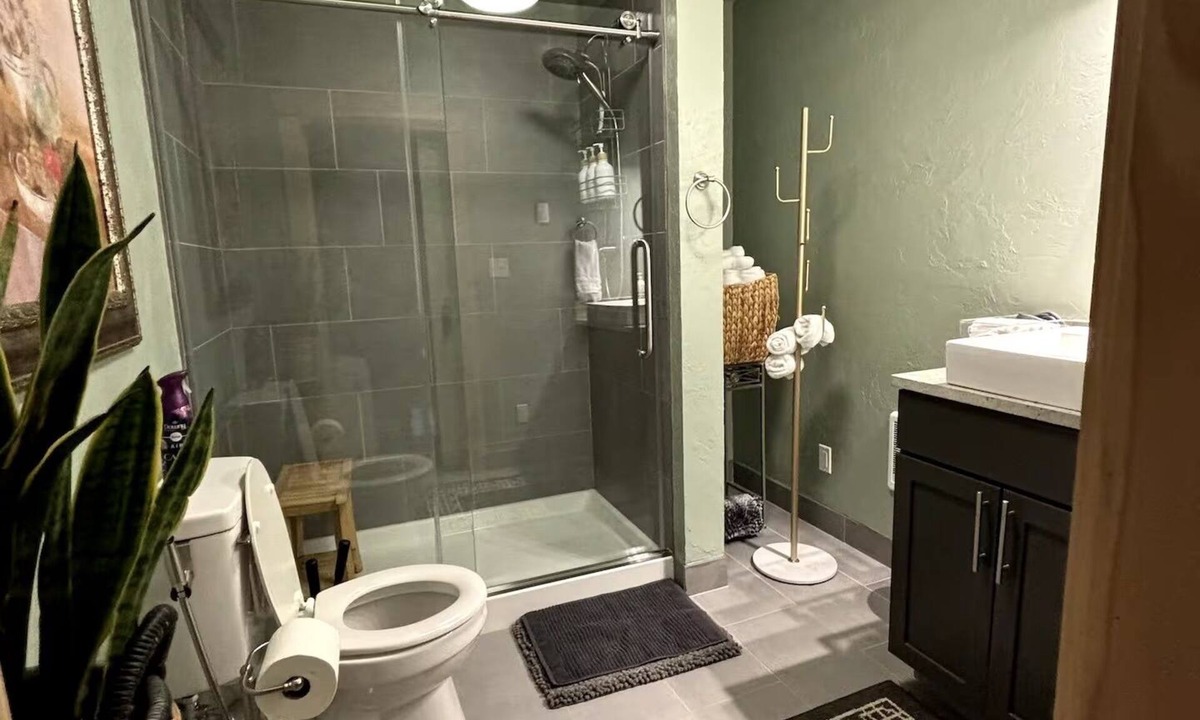 Somers House | Charming 2-bedroom house in beautiful Somers with AC