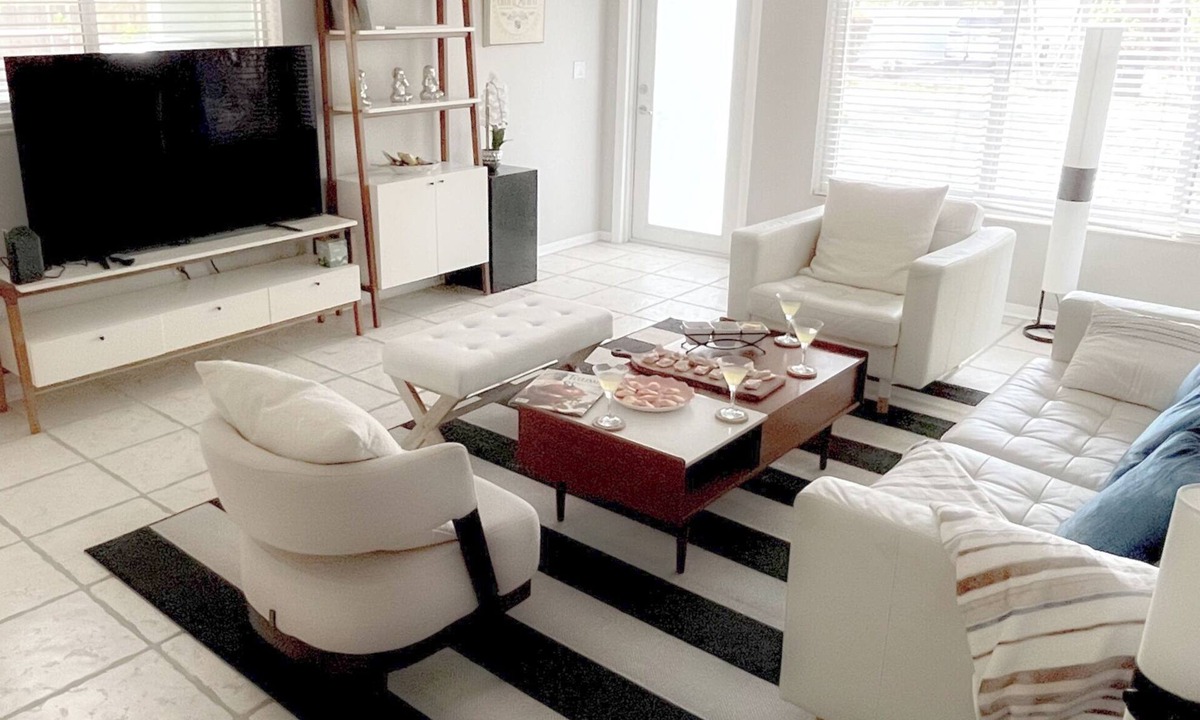 Poinsettia Heights Villa | Charming 2B Villa with Pool 5m Beach DTFTL