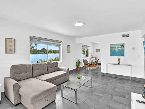 Davie House | Charming 2BR Lakefront Cottage in Davie near Beach