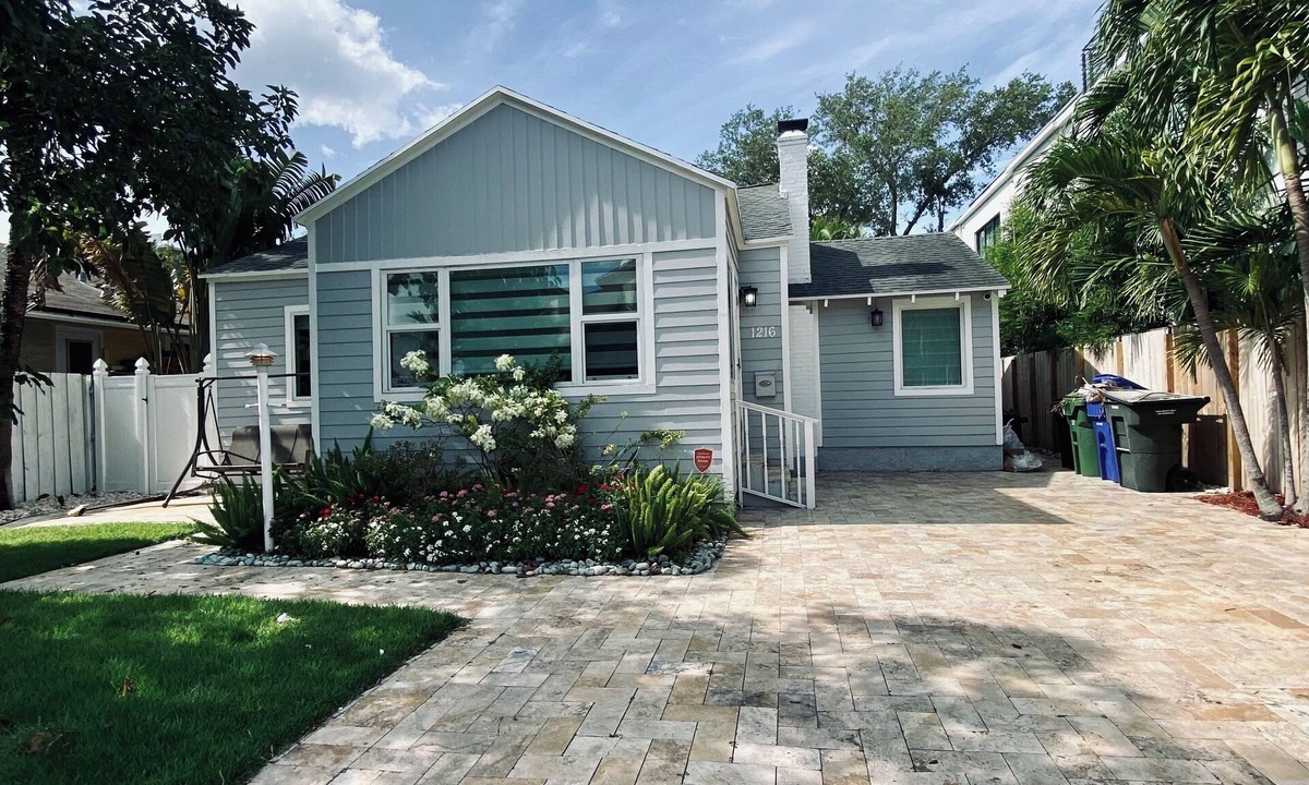 Victoria Park House | Charming 3-bedroom house short walk to Las Olas hot spots and 2 miles from beach