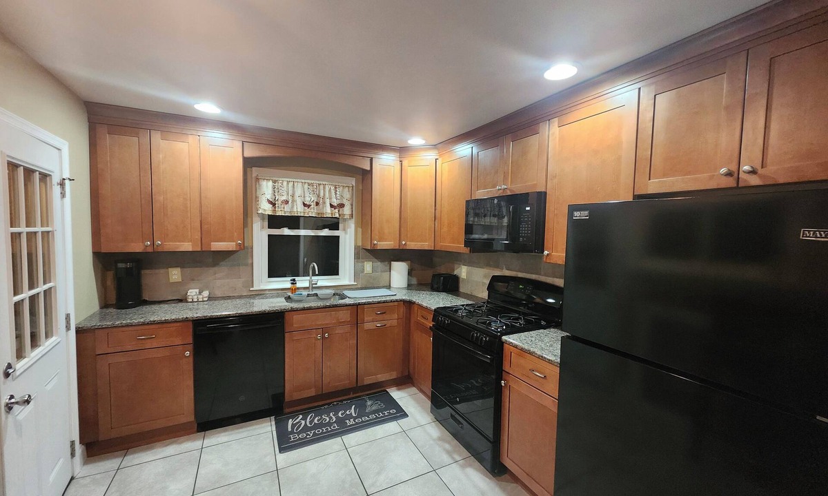 Lansdowne House | Charming 3-bedroom townhome with AC in Lansdowne