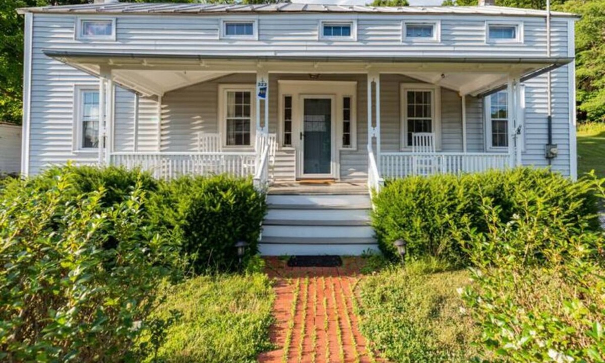 Hollowville House | Charming 3-bedroom farmhouse in Hollowville with hot tub