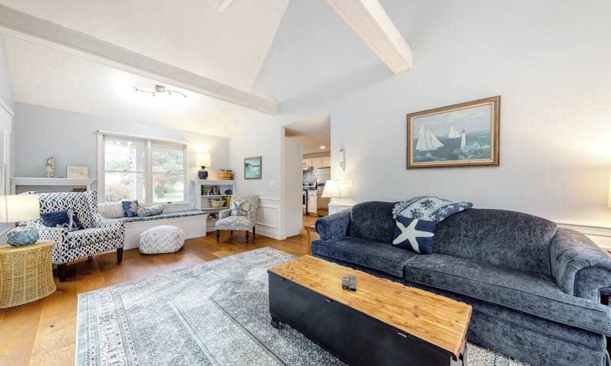 Falmouth Heights House | Charming 3BR Falmouth Cottage with Yard and AC near Beach and Main Street