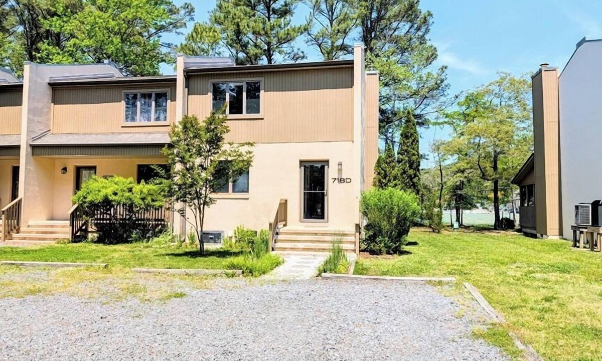 Bethany Beach House | Charming 3BR Townhouse Near Beach, Pool. Porch, Bikes & More! Dog friendly.