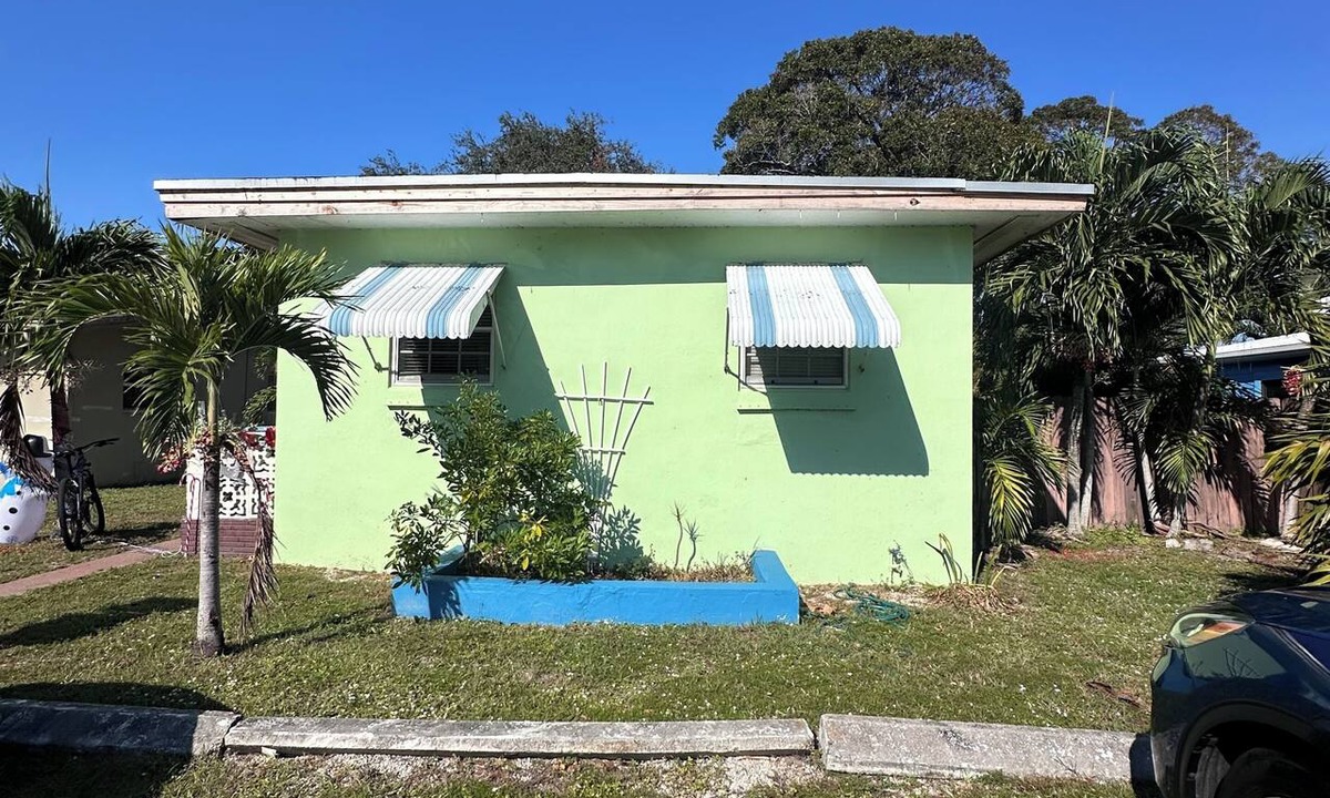 Central Oakland Park Apartment | Charming apartment in fantastic Oakland Park with cool AC - Pets OK ! huge yard