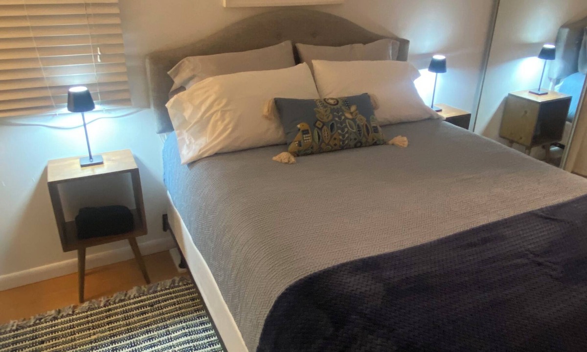 Wilton Manors House | Charming bedroom + sitting room + private entrance in lovely East Wilton Manors.