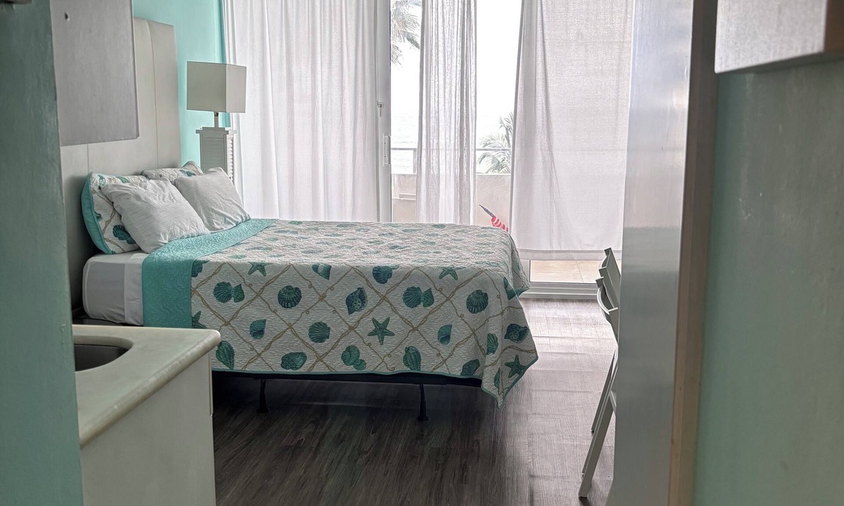 Bermuda Riviera Bed & Breakfast | Charming boutique Hotel Room bed & breakfast in beautiful Fort Lauderdale