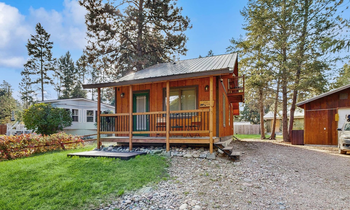 Woods Bay House | Charming cabin in Big Fork, pet friendly, firepit, 5 min to Lake, fly-fishing