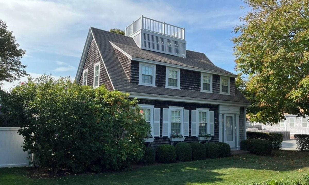 Hyannis House | Charming Cape House, newly renovated, walk to beaches, Hyannis Harbor, and more!
