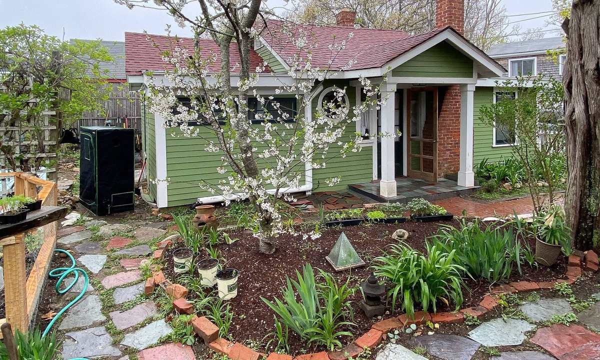 Oak Bluffs Cottage | Charming cottage with full kitchen, golf nearby, & washer/dryer