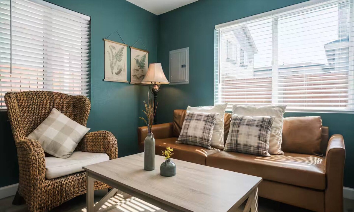 Monrovia House | Charming Detached Bungalow in Historic Old Town Monrovia Kingsize Bed！