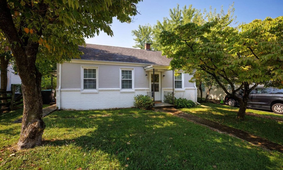 Woolen Mills House | Charming Downtown Parkside Cottage
