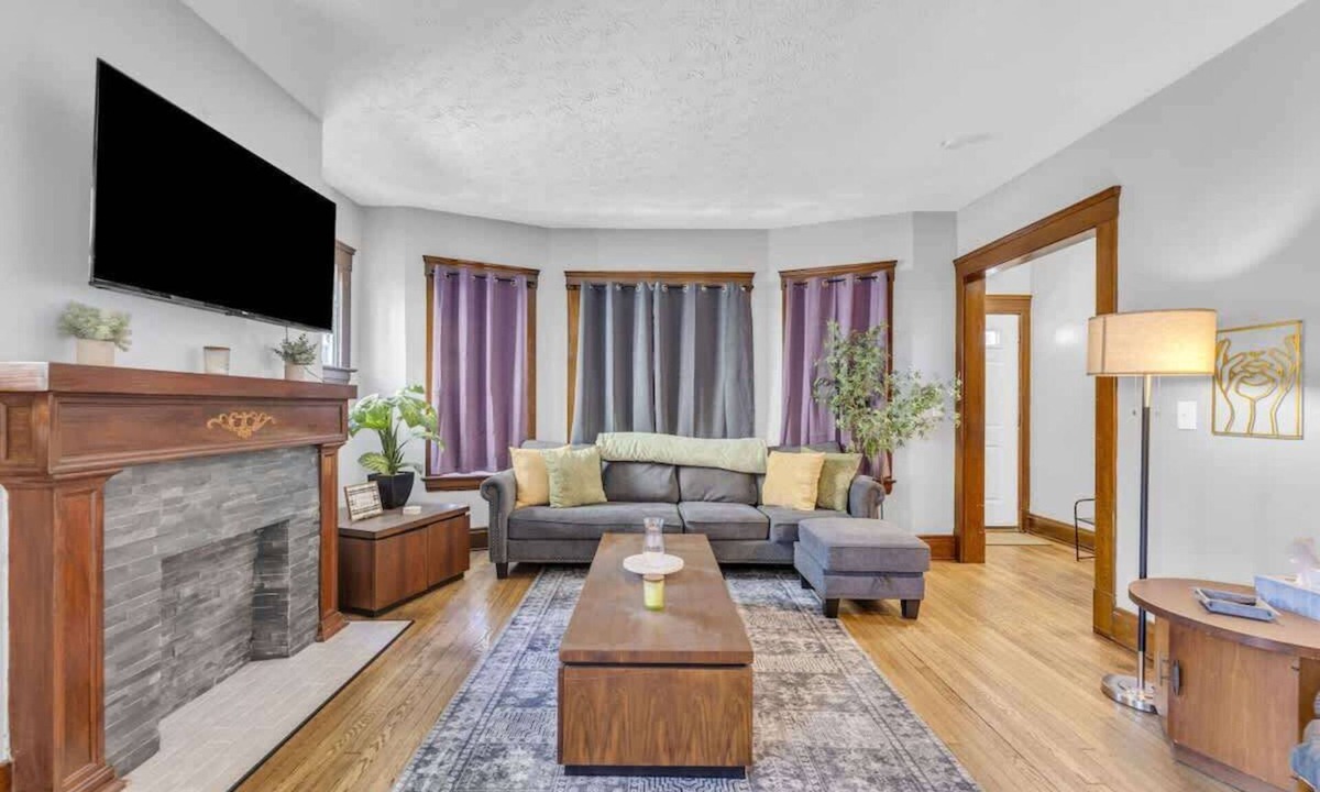 Cleveland House | Charming Duplex Near Shaker Square Cleveland