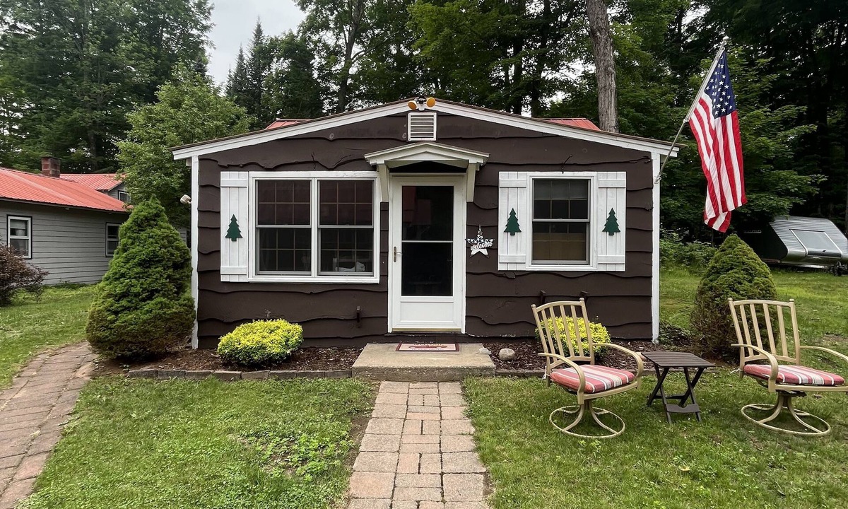 Town of Webb Cottage | Charming Eagle Bay Cottage — 2 min walk to private Fourth Lake beach!