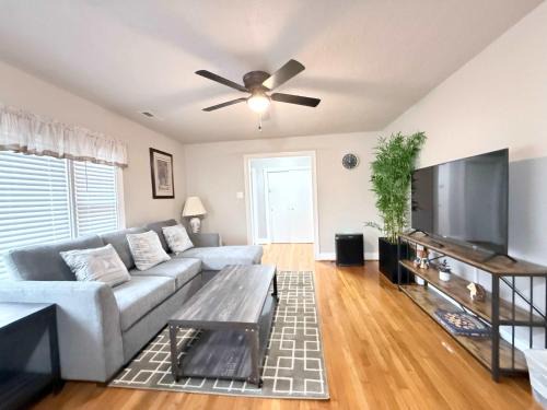 Richmond House | Charming Family Ranch Home Pet Friendly Fenced Yard