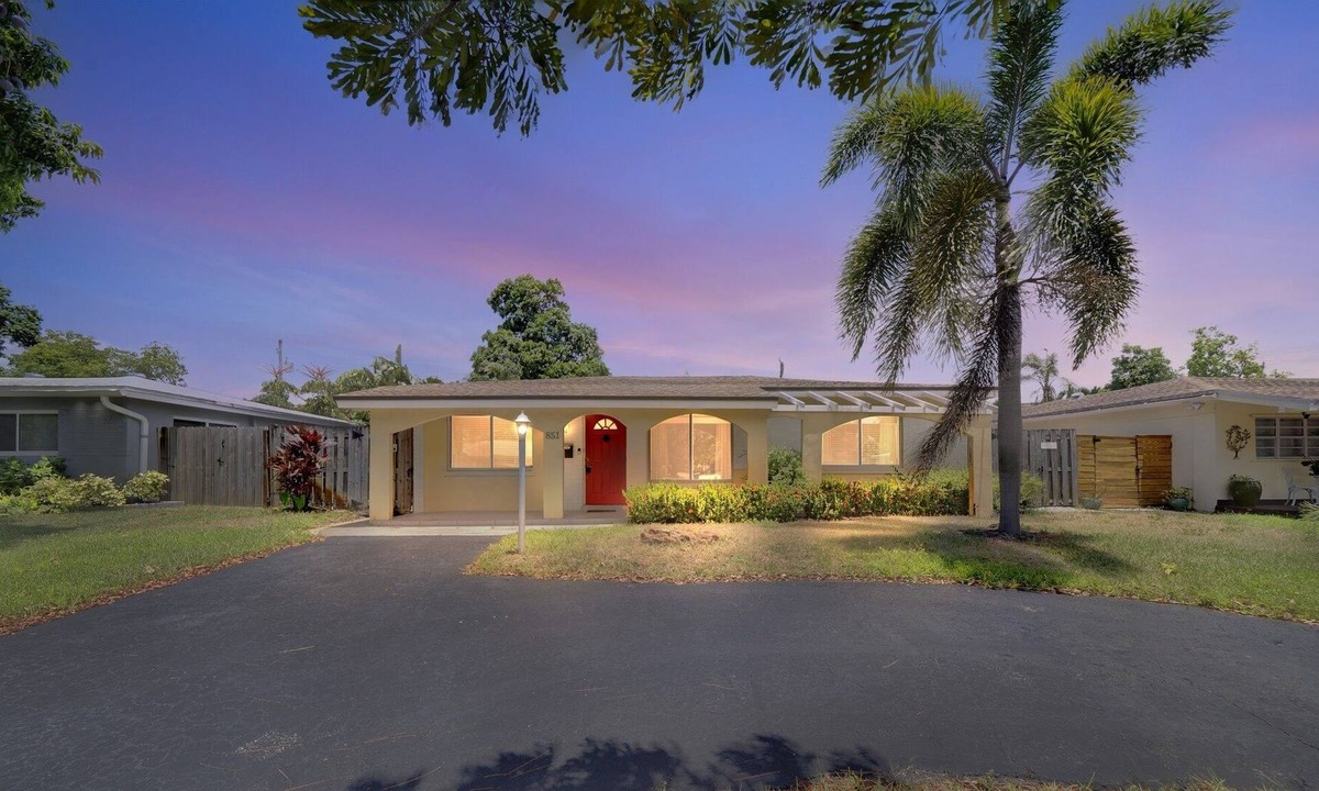 North Andrews Gardens House | Charming Florida Home Few Minutes to the Beach by Redawning