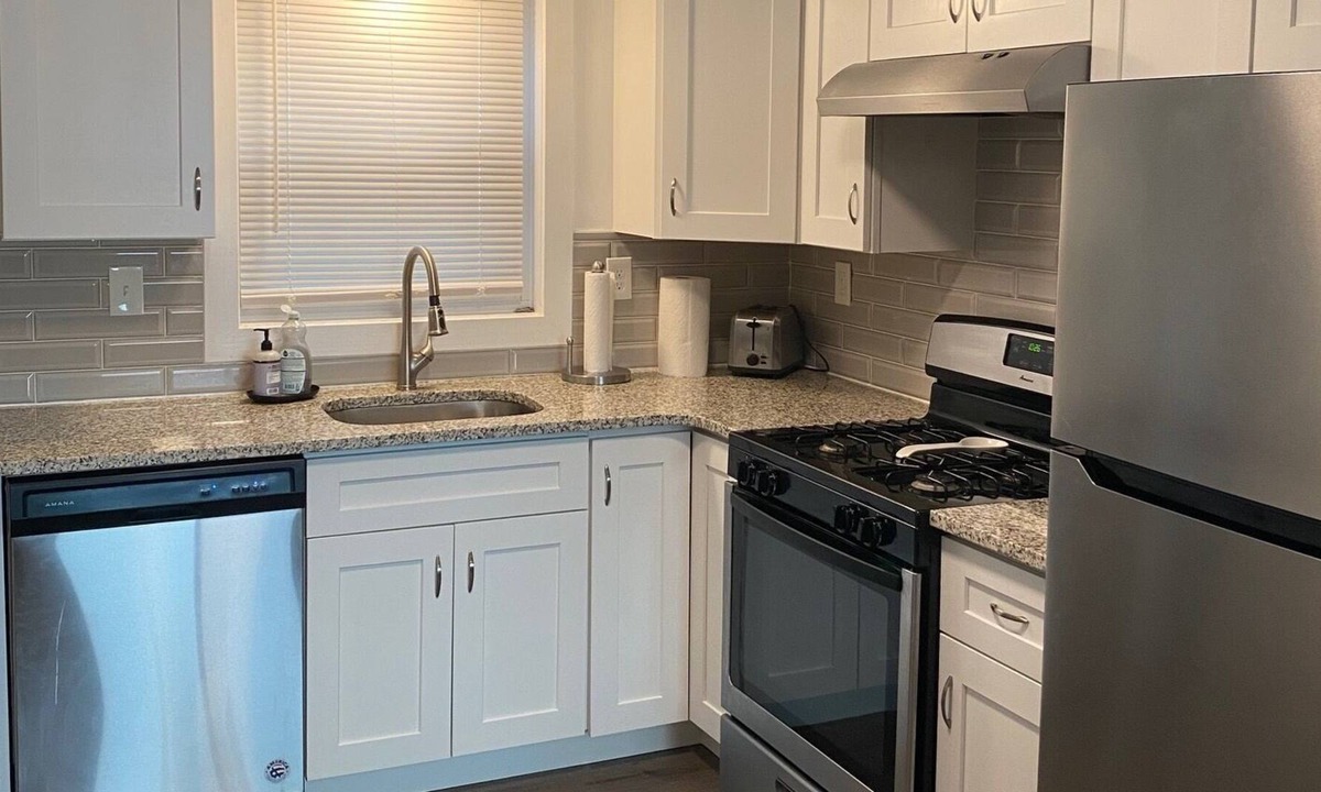 Mount Washington Apartment | Charming Furnished Apartment near Downtown Pittsburgh and Your Own Driveway