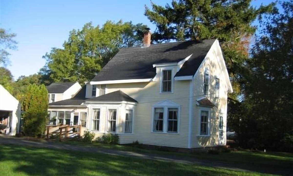 Harwich Center House | Charming Harwich Village Home with Large Lawn