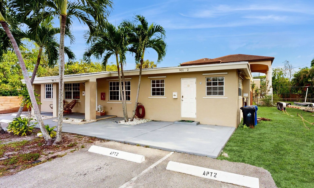 Middle River Terrace House | Charming Home - Enclosed Yard, Fully Equipped Kitchen & Great Location