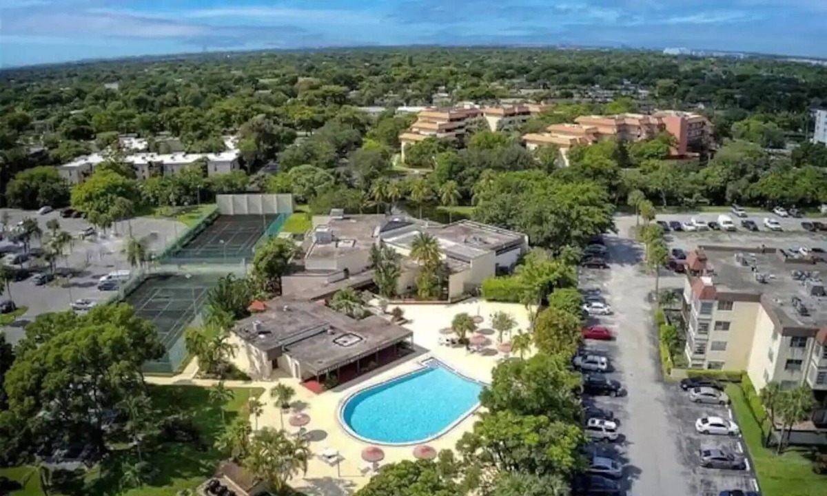 Sunrise Condo | Charming Home with Private Balcony.nn