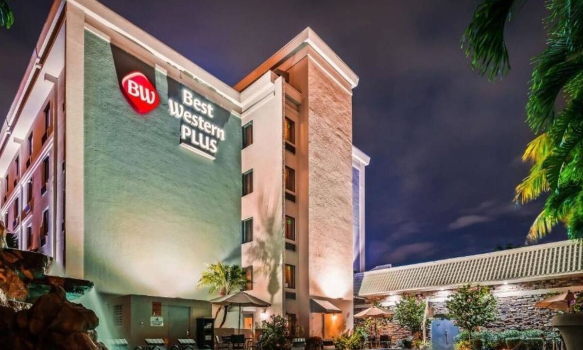 Pembroke Park Hotel | Charming hotel room in fabulous with amenities & close to Hardrock Stadium