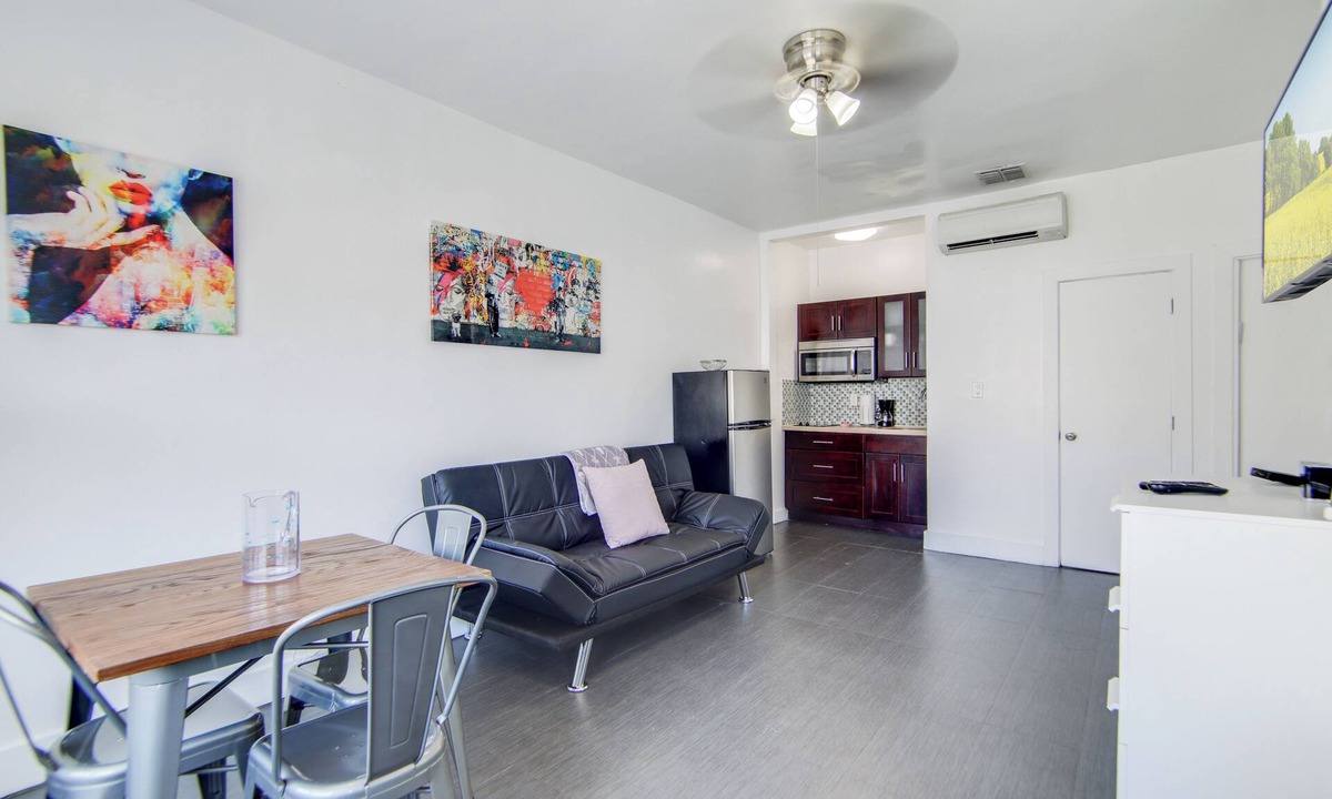 Flamingo/Lummus Apartment | Charming Large Studio Near Ocean Dr - South Beach