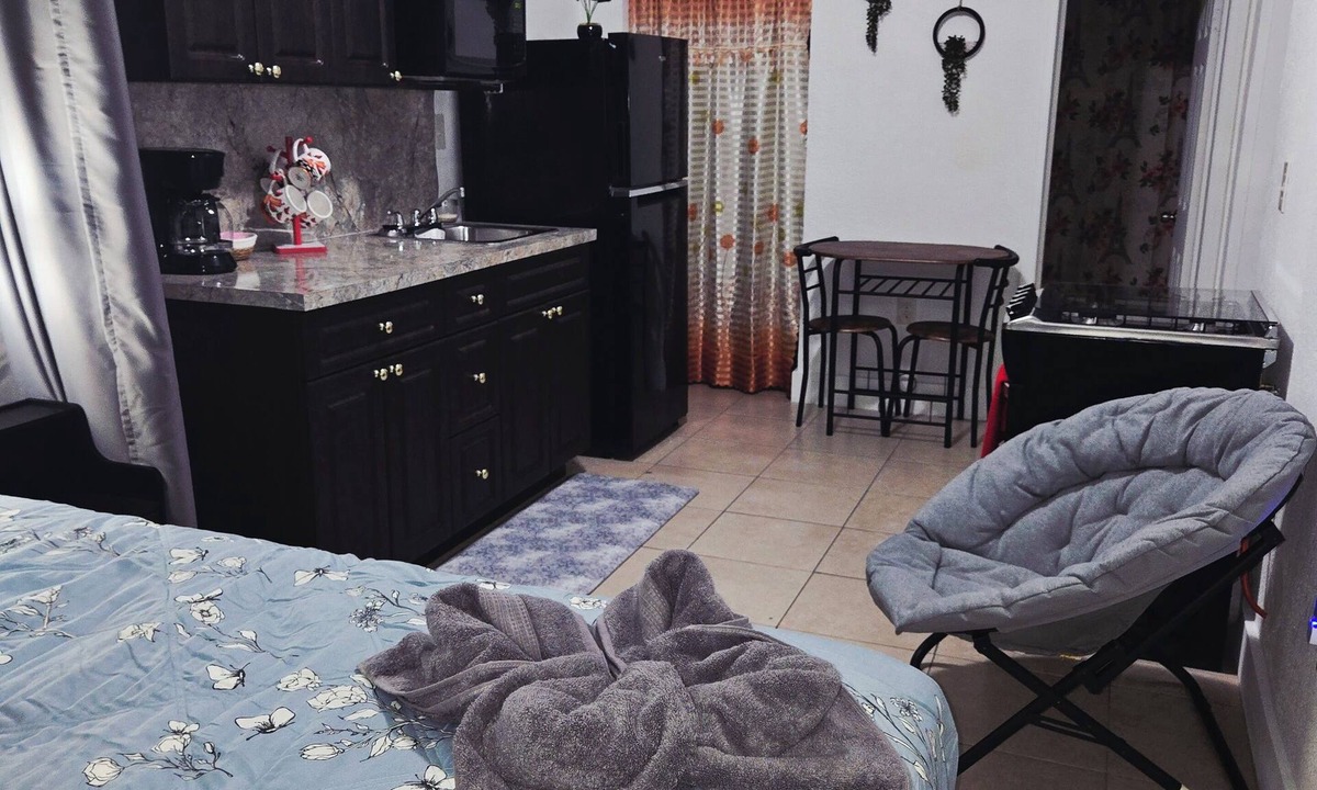 Hialeah Apartment | Charming studio ,minutes from the airport.