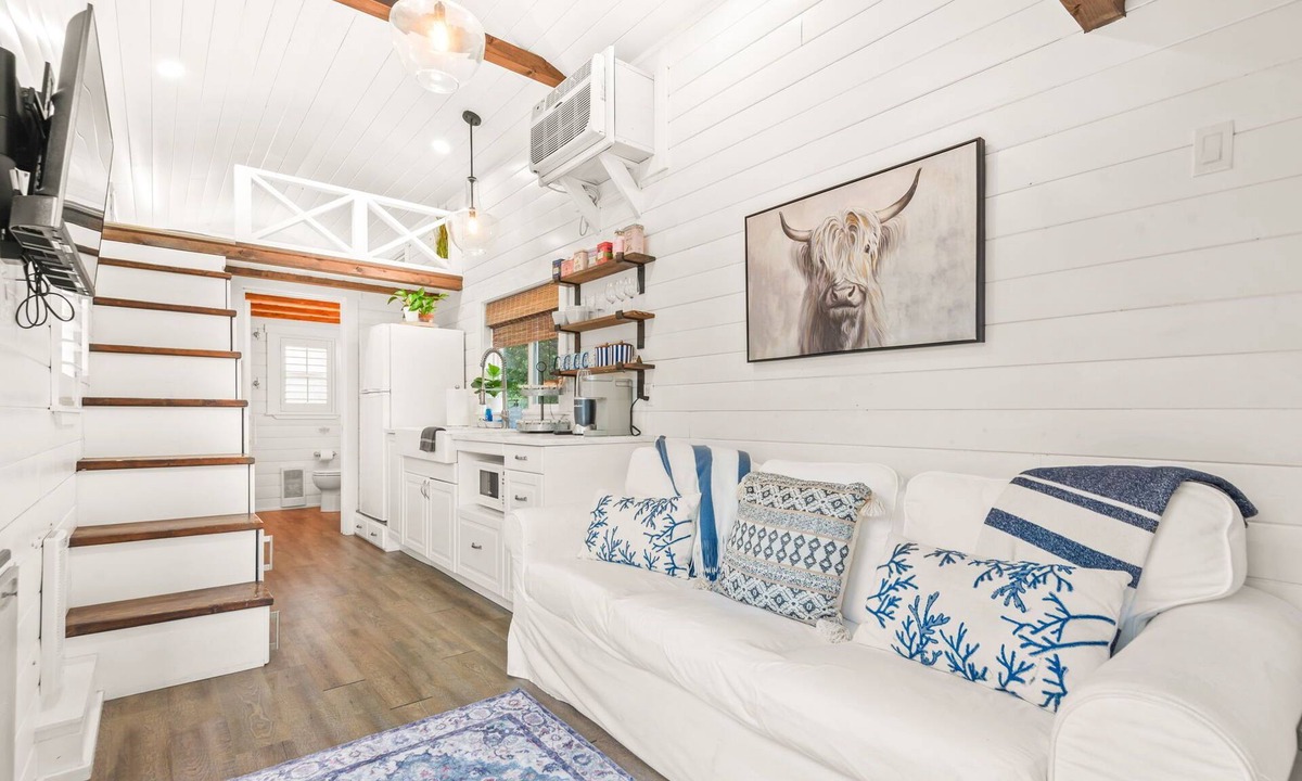 Agoura Hills House | Charming Tiny House by the beach!
