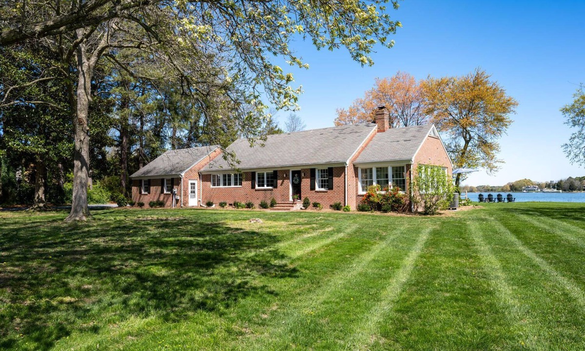 Royal Oak House | Charming, Waterfront 2-bedroom house Royal Oak