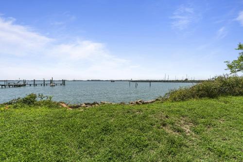 Norfolk House | Charming Waterfront Cabin Cabin