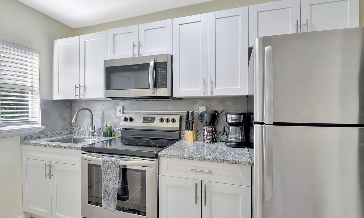 Delray Beach Cottage | Cheerful 2 bed cottage, East Delray Beach, pets ok, walk to Atlantic