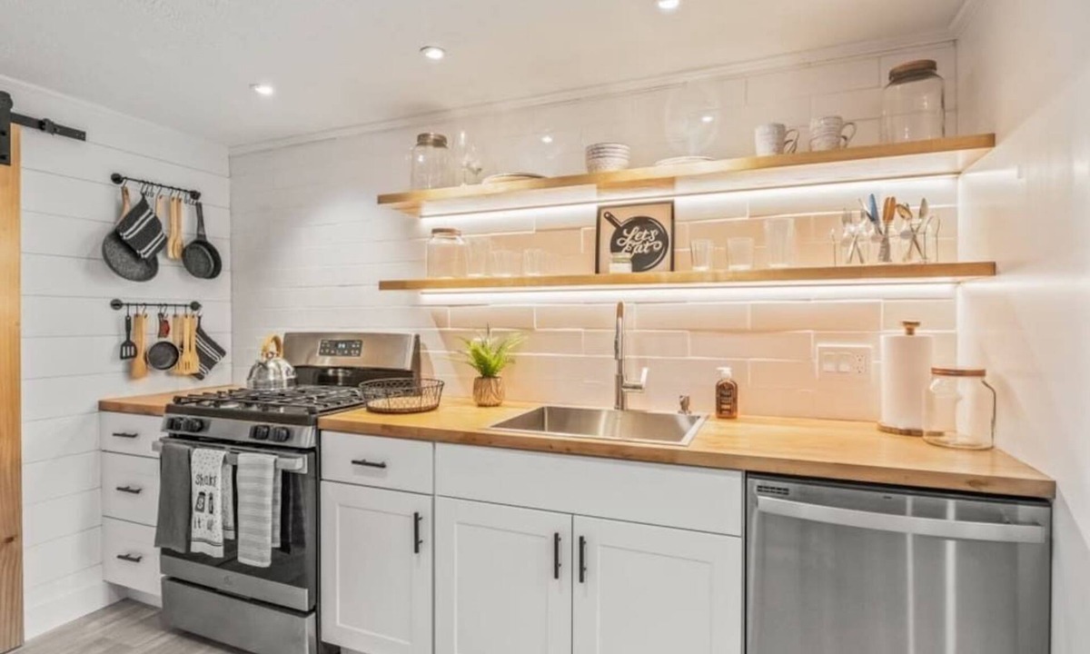 Dennis Apartment | Chic Pool Condo Near Mayflower Beach