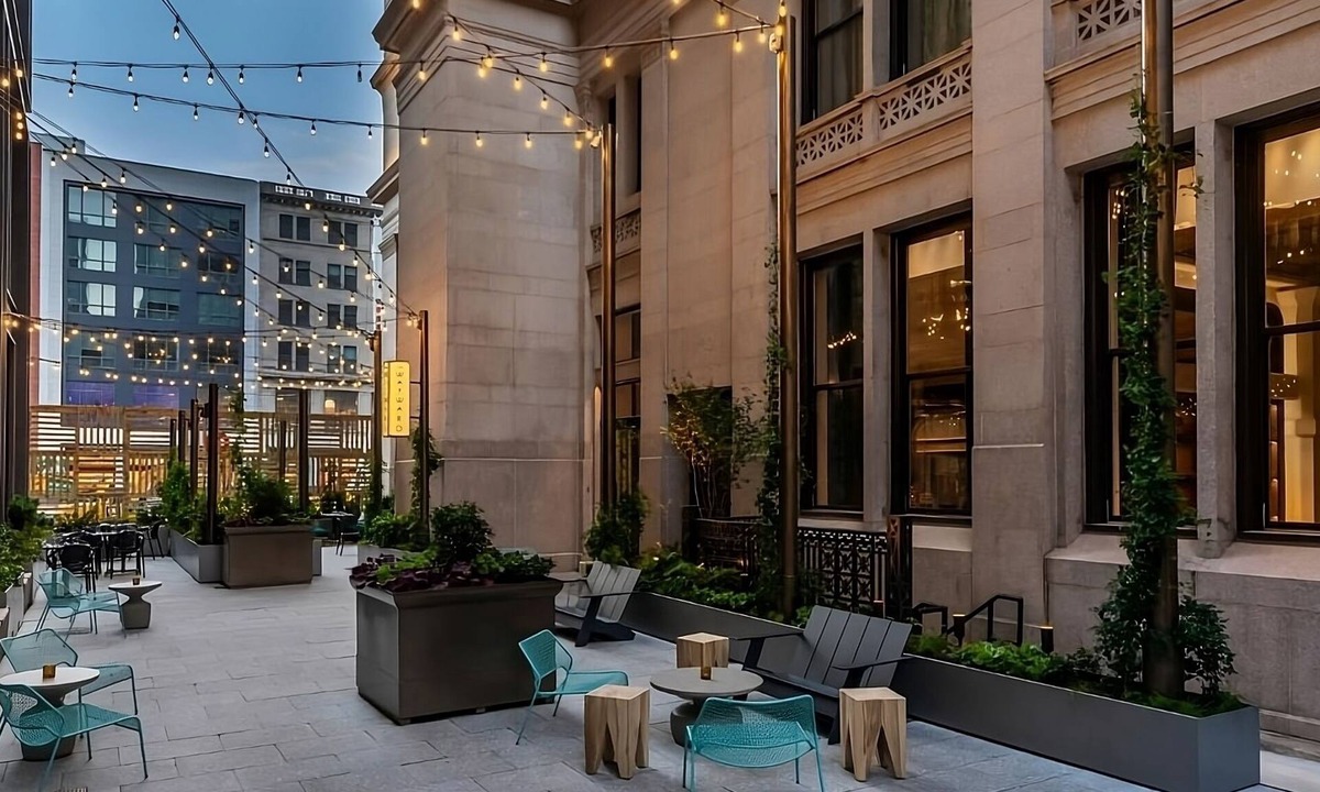 Center City Hotel | City Lights and Comfortable Nights in Philly! Pets Allowed, Onsite Parking!