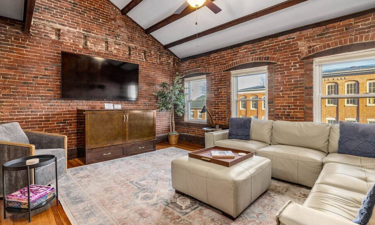 Newburyport Apartment | City Loft Group Getaway King Downtown Location