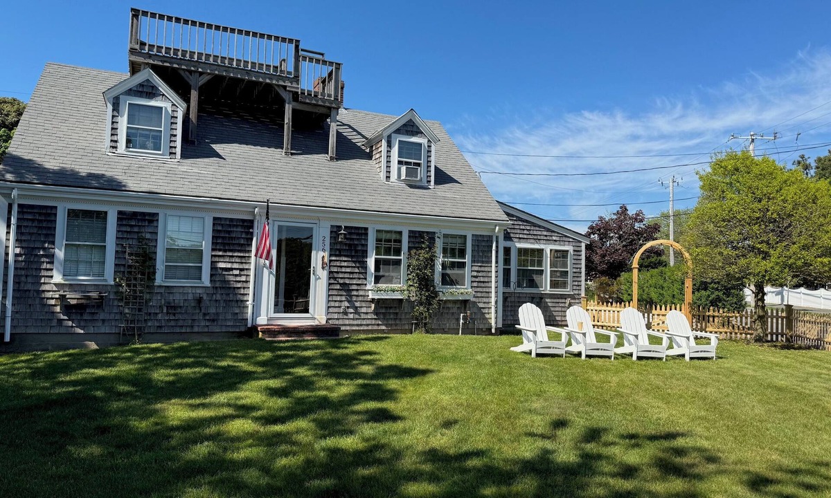 Hyannis House | Classic Cape Steps from the Beach