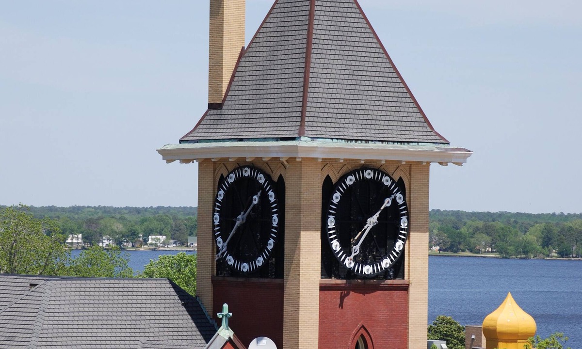New Bern Condo | Clock Tower View Condo-2 Bedroom