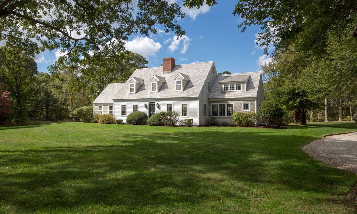 West Tisbury House | Close to Lambert's Cove Beach. Pastoral setting. Elegant farmhouse & guest house